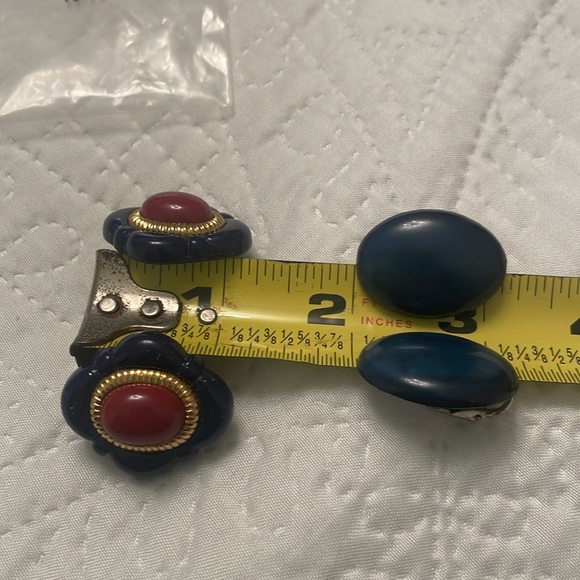 Set of 2 Vintage Clip On Earrings - Picture 8 of 11